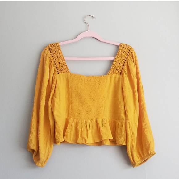 American Eagle Cropped Smocked Pesant Top - Picture 4 of 5